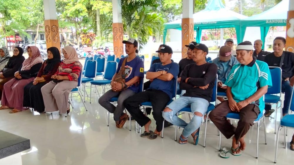 SEPAKAT: Puluhan pedagang saat mengikuti pemaparan dari Pemerintah Kecamatan Gebteng, Kamis (22/1).