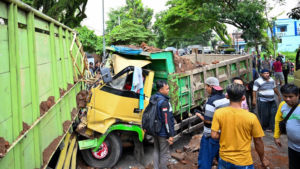 Bagian depan dump truck nopol DK 8040 UY bermuatan material bekas bangunan membentur bodi truk Hino nopol P 9311UR muatan besi dalam insiden kecelakaan di jalan raya Kabat, Kamis lalu (22/1).