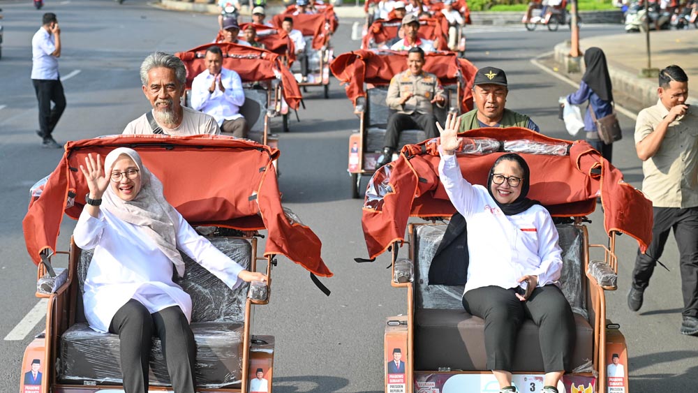 Bupati Ipuk Fiestiandani dan Wakil Ketua GSN Nanik Sudaryati Deyang naik becak listrik mengelilingi RTH Sritanjung, Sabtu (24/1).