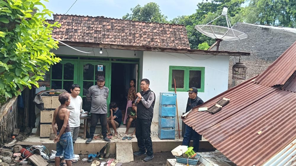 Anggota FKDM dan Pokdar Kamtibmas membagikan sembako pada korban terdampak banjir di Desa Lubawang, Kecamatan Banyuglugur, Sabtu (24/1).
