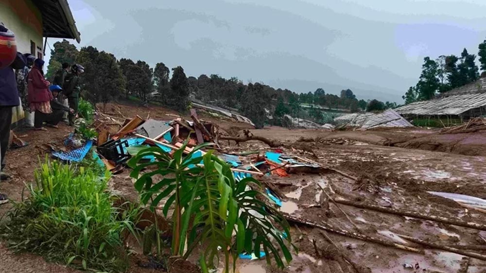 Suasana timbunan longsor Kampung Pasir Kuning, RW 10 dan RW 11, Desa Pasirlangu, Kecamatan Cisarua, Kabupaten Bandung Barat (KBB), Sabtu (24/1/2026).
