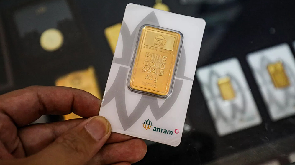 Petugas menunjukkan emas Antam di Butik Emas Logam Mulia PT. Aneka Tambang (Antam) di kantor pusat Jalan TB. Simatupang, Jakarta.