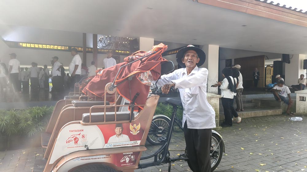 Misdi, tukang becak berusia 87 tahun menerima becak listrik untuk pertama kalinya di halaman Pendapa Sabha Swagata Blambangan, Sabtu (24/1).