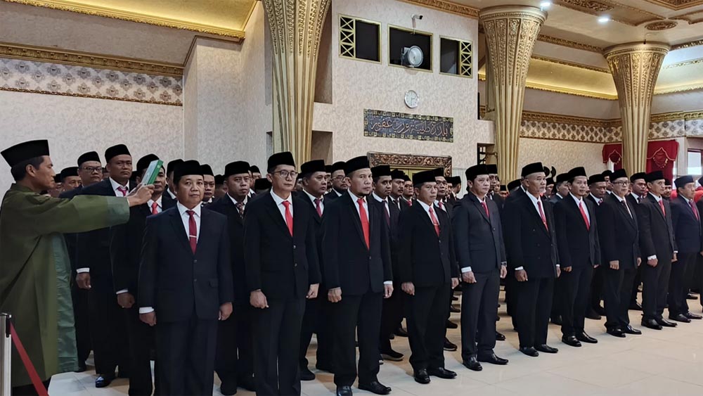 Sejumlah pejabat administrator dan pengawas di lingkungan Pemkab Jember, mengukuti proses mengambilan sumpah jabatan, Jumat (23/01).