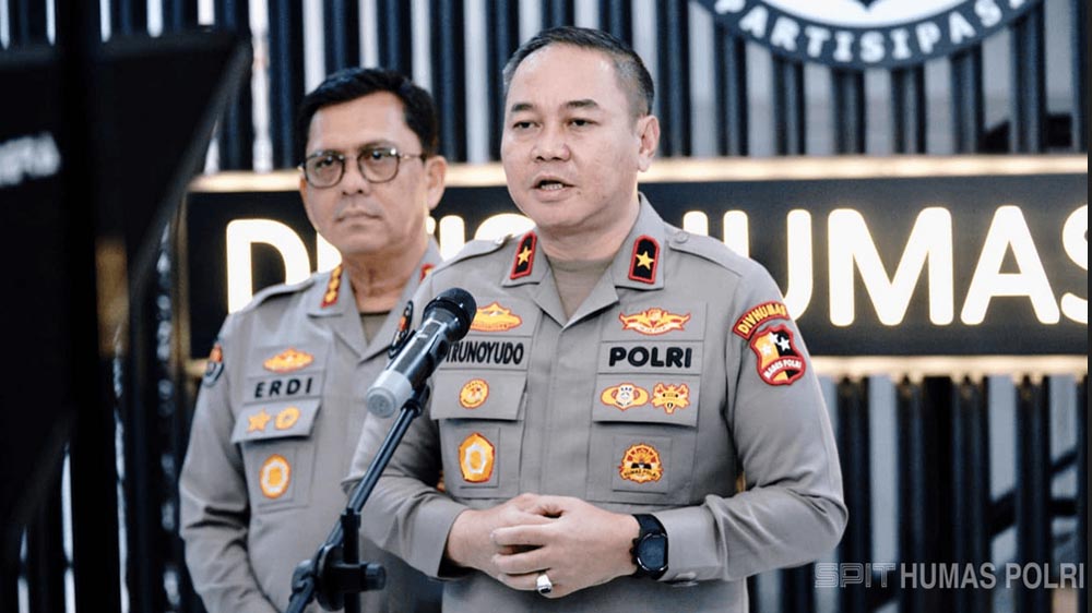 Polri memutasi 85 perwira tinggi dan menengah pada Januari 2026. Sebanyak 69 personel promosi jabatan, termasuk pergantian tiga Kapolda strategis.