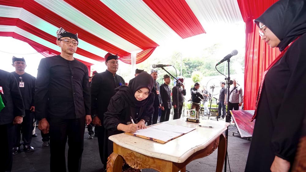 Bupati Banyuwangi Ipuk Fiestiandani melantik 58 pejabat Pemkab Banyuwangi. Rotasi dilakukan untuk penyegaran dan peningkatan pelayanan publik.