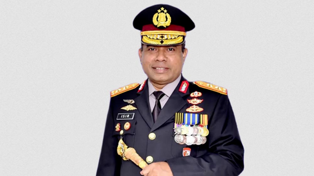 Profil Irjen Pol Johnny Eddizon Isir, mantan ajudan Presiden Jokowi yang kini menjabat Kadiv Humas Polri.
