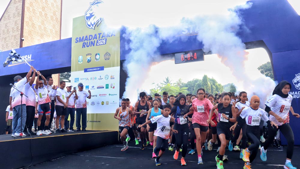 MERIAH: Peserta event lari Smadatara Run 2026 dilepas di garis start oleh Sekda Banyuwangi, Guntur Priambodo, Minggu (25/1).