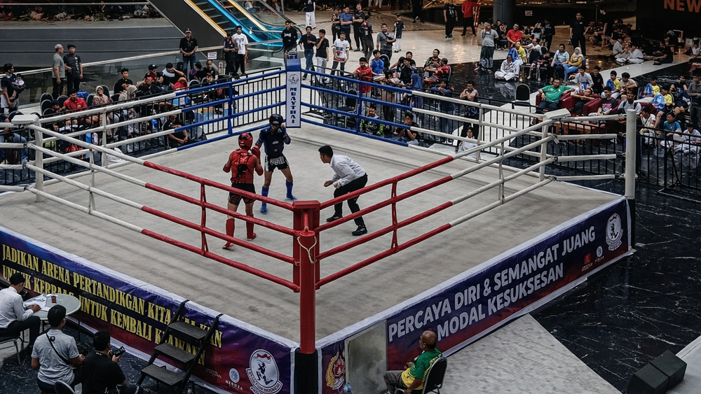 MASIH BERJUANG: Delapan fighter Banyuwangi masuk partai Final Kejurprov Liga 1 Muaythai Jawa Timur 2026 di Fairway Nine Mall Surabaya, Minggu (25/1).
