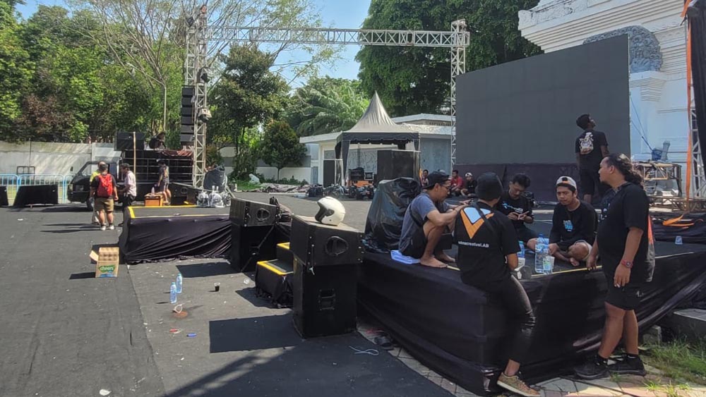 GAGAL MULAI: Vendor konser membongkar peralatan konser Ari Lemsana di Gesibu Taman Blambangan, Minggu (25/1).