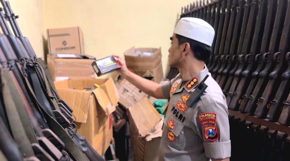 Kapolresta Banyuwangi Kombes Pol Rofiq Ripto Himawan melakukan pengecekan Rutan, senpi, dan peralatan dinas demi keamanan dan kesiapan personel.