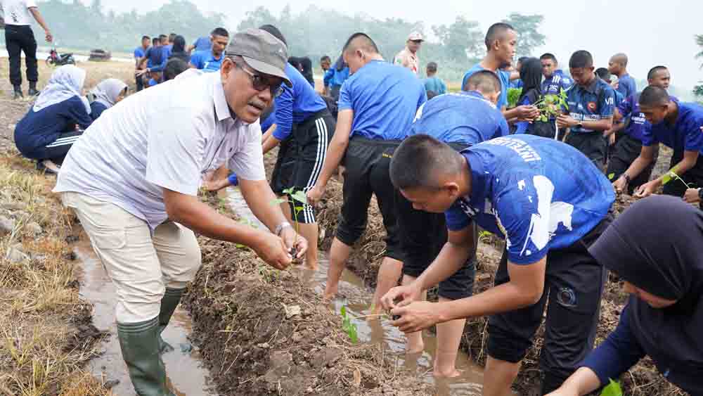 LAUNCHING: Kepala SMADATARA, H. Mujib S.Pd., M.M., menanam binit cabai dan jagung bersama siswa, Minggu (25/1).