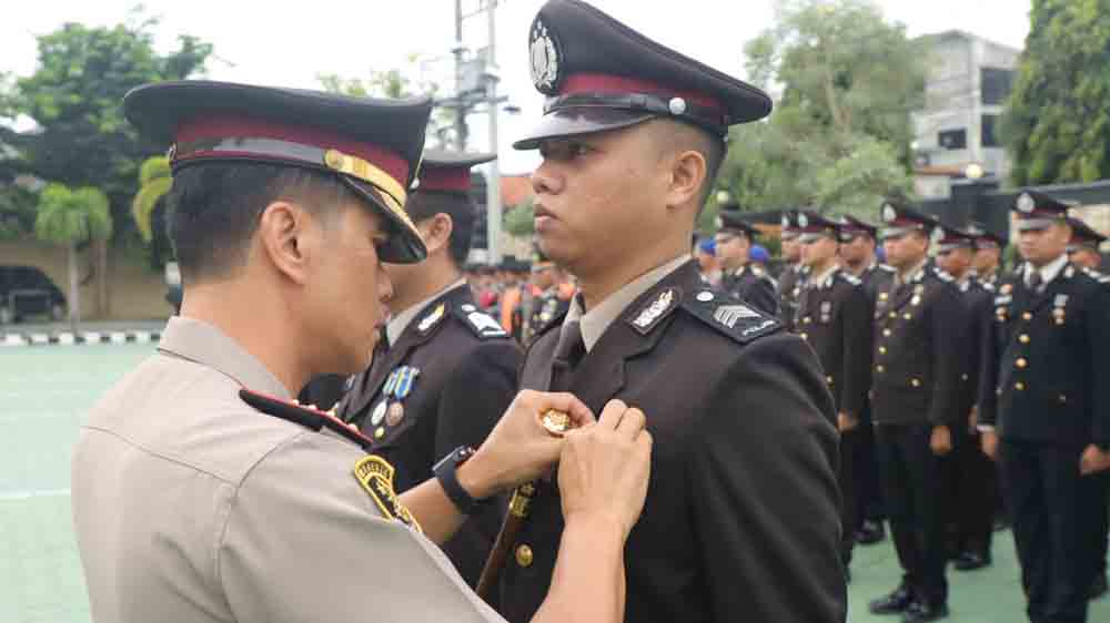 Kombespol Rofiq Ripto Hiamwan menyematkan tanda penghargaan Satyalancana Pengabdian kepada anggotanya dalam apel di Mapolresta Banyuwangi, Senin (26/1).