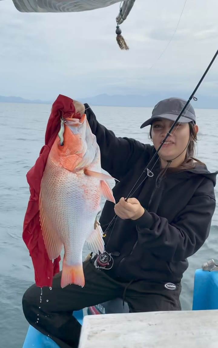 MANCING : Denik Armila memamerkan hasil pancingannya di perairan Banyuwangi hanya dalam setengah hari  (Instagram: @denik_armila01)
