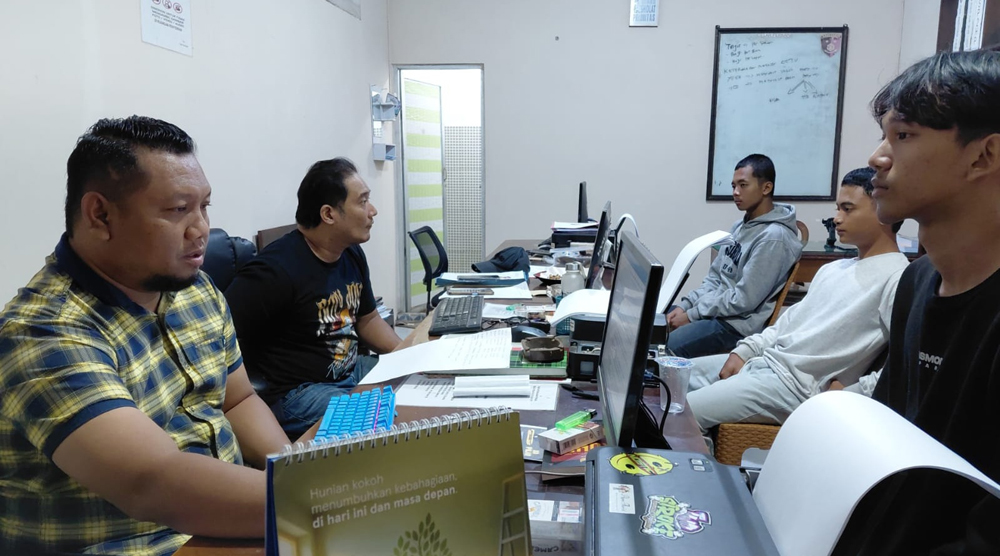 TKP: Anggota Unit Reskrim Polsek Genteng memeriksa sejumlah saksi aksi pengeroyokan oleh diduga pendekar silat, Senin (26/1).