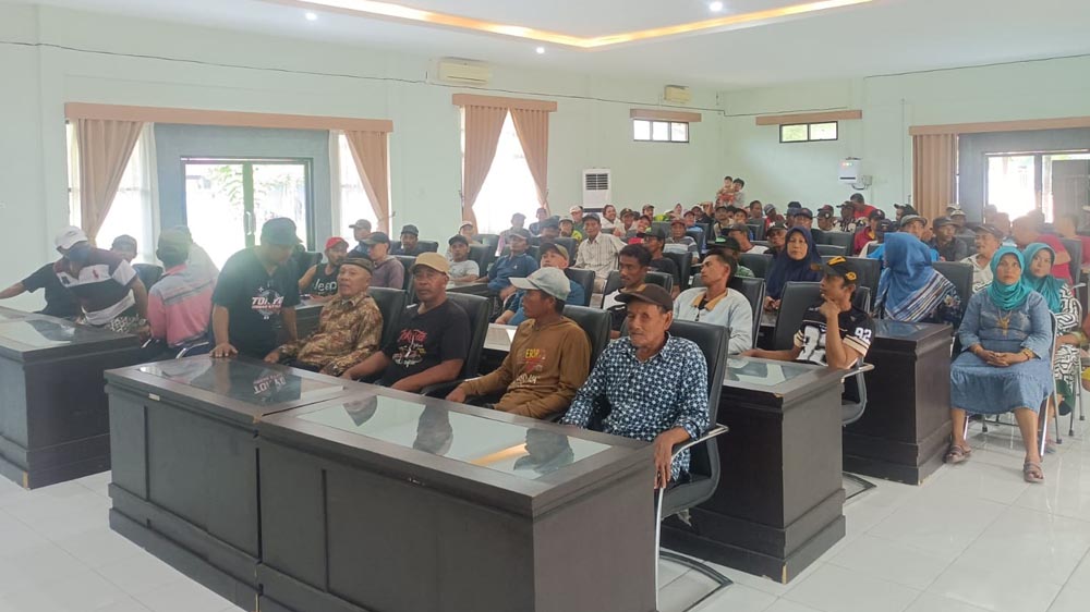 BERKUMPUL: Nelayan pelabuhan Muncar datangi kantor UPT PPP Muncar, Senin (26/1).