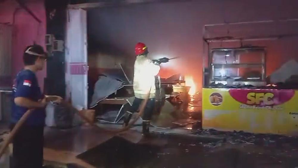 GAS BOCOR: Warung geprek SFC di Desa/Kecamatan Rogojampi terbakar pada Minggu (25/1) malam.