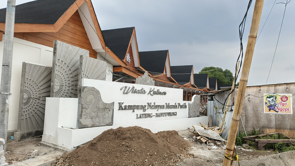 WISATA KULINER: Tugu dan 6 Bangunan KNMP Banyuwangi sudah berdiri kokoh, Senin (26/1) di Kelurahan Lateng.