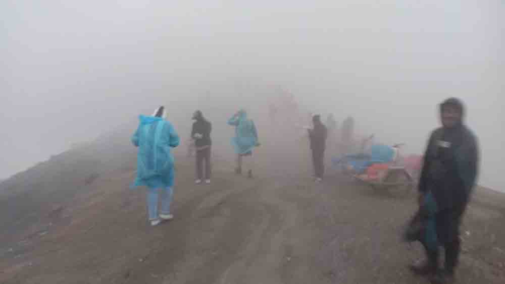 Fenomena blue fire di TWA Ijen Banyuwangi belum kembali muncul sejak November 2025. Pemeliharaan pipa belerang yang masih berlangsung menjadi penyebab utama.