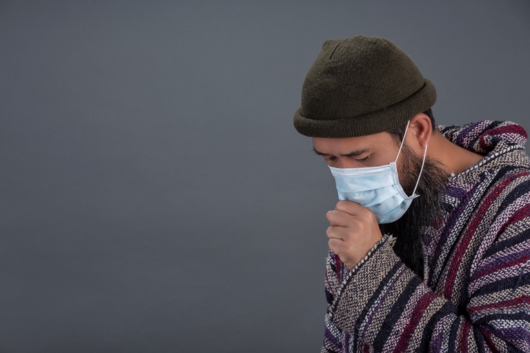 ILUSTRASI ORANG SAKIT : Kasus pilek, batuk, flu, dan infeksi pernapasan meningkat di tengah cuaca yang sulit diprediksi (Sumber Foto:Freepik)
