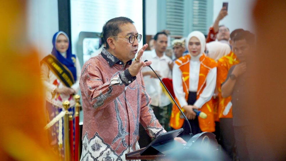 Menbud Fadli Zon meresmikan Pendopo Pate Alos Besuki bersama Bupati Situbondo. Revitalisasi ini jadi awal pengembangan Kota Tua Besuki.