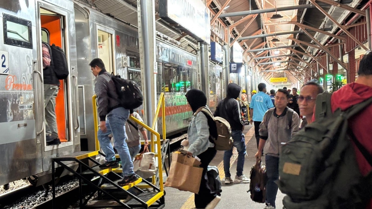 KAI Daop 4 Semarang mencatat lonjakan penumpang KA jarak jauh dan lokal sepanjang 2025.