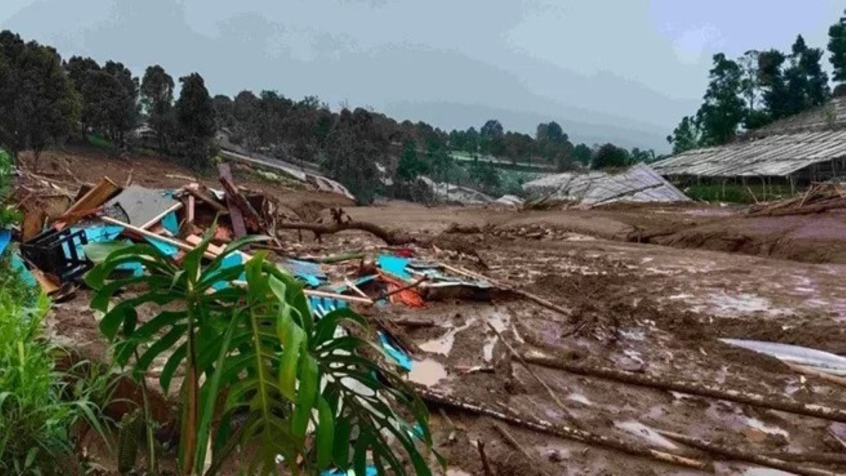 Pencarian korban longsor Pasirlangu terus berlanjut.