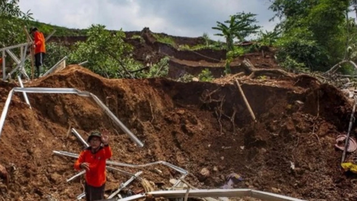 Polda Jabar gelar trauma healing untuk anak korban longsor dan banjir bandang di Bandung Barat.