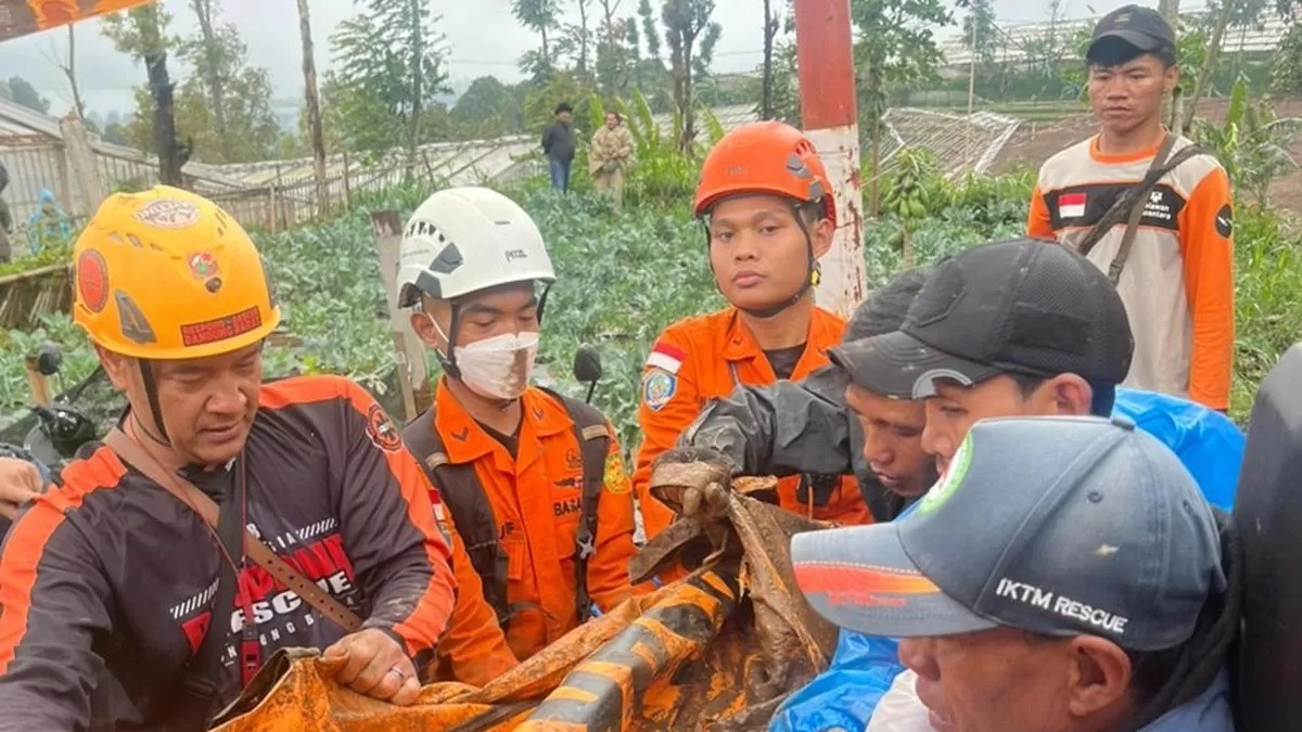 Longsor Cisarua Bandung Barat disorot sebagai dampak urbanisasi dan alih fungsi lahan.