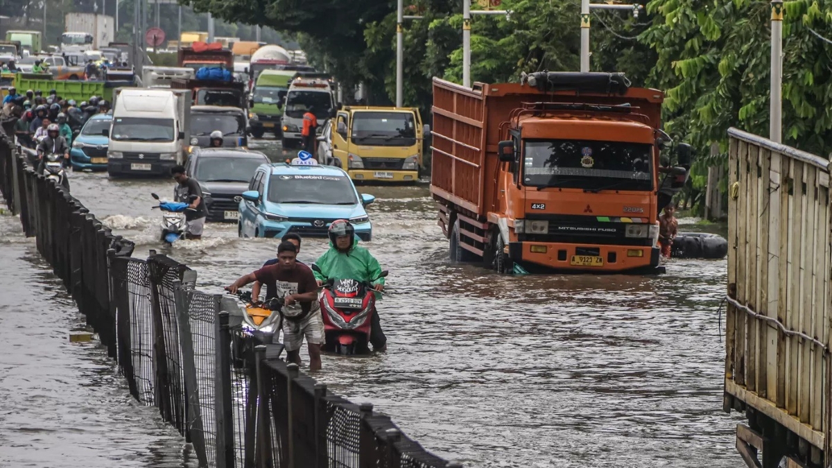 BMKG ungkap Monsun Asia, CENS, dan bibit siklon picu hujan lebat serta angin kencang di Indonesia.