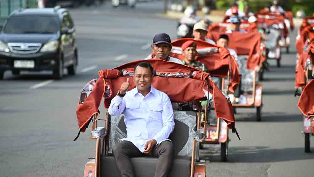 Anggota DPRD Banyuwangi, Suwito, naik becak listrik, Sabtu (24/1). Pemkab Banyuwangi saat ini tengah menyyiapkan titik charging utuk becak listrik.