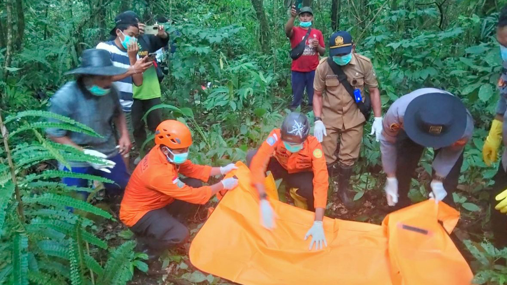 Warga Licin Banyuwangi digegerkan penemuan mayat perempuan tanpa identitas di kawasan hutan Perhutani. Polisi menduga korban meninggal lebih dari 1x24 jam.