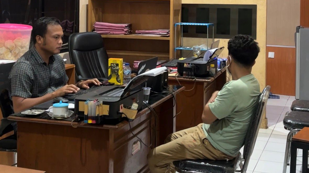 Seorang pemuda asal Sapeken ditangkap Polsek Banyuwangi Kota setelah mencuri HP di konter BUB Cell. Aksi pelaku terekam kamera CCTV.