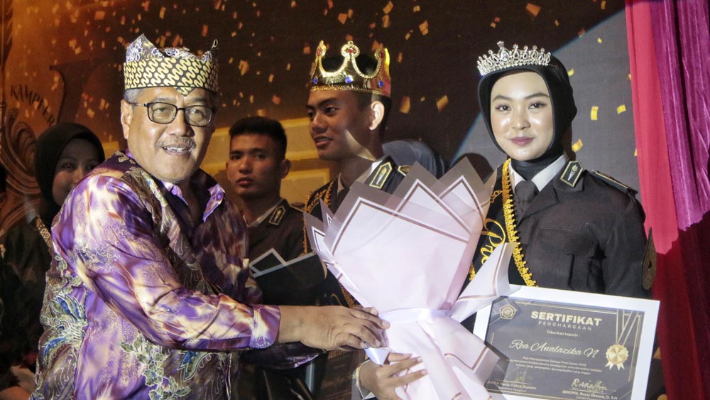 APRESIASI: H. Mujib menyerahkan penghargaan sebagai apresiasi kepada para siswa dalam moment prom night di sekolahnya.