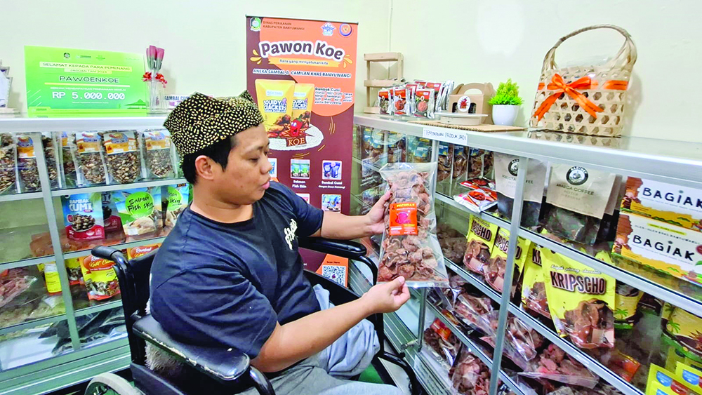 Alumni Jagoan Tani asal Kecamatan Sempu, Feri Anwar, memperlihatkan produk olahan hasil laut bermerek &ldquo;Pawon Koe&rdquo; yang kini sudah menembus pasar internasional.