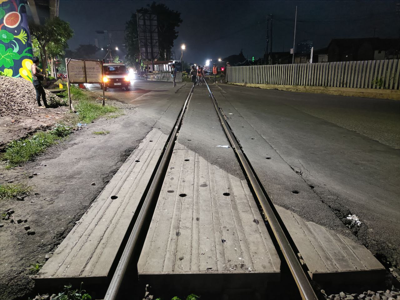KAI Daop 8 Surabaya memasang blok rel di perlintasan Wonokromo.