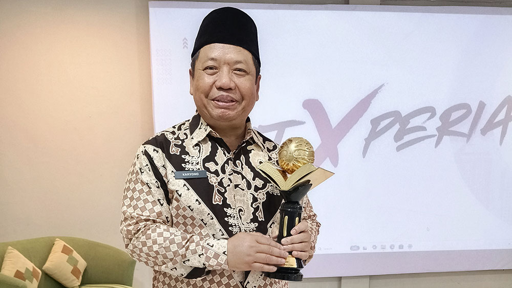 Kepala SMPN 2 Glagah Karyono meraih SoJ Award 2026 berkat inovasi Sekolah Deso Roso Kuto berbasis teknologi, literasi, dan lingkungan.