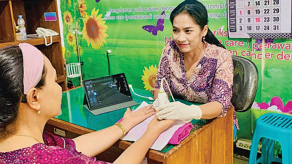 Spesialis anestesi dr. Yanuarningtyas, Sp.An., FIP memeriksa pasien di Poli Nyeri RSUD Genteng.