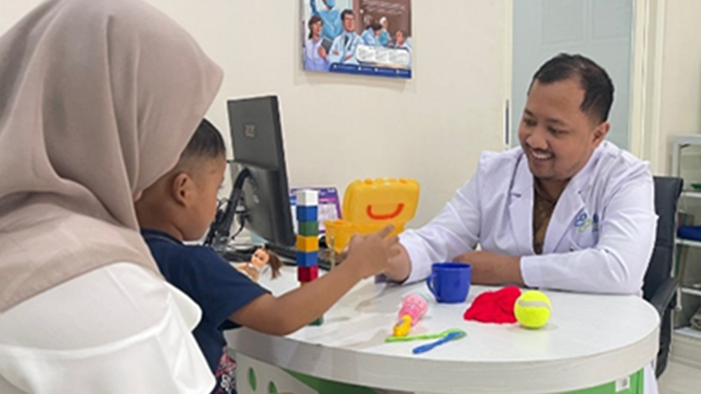 dr.Ulfi Rifki Ichromy Sp.A memberikan edukasi sebelum melakukan tindakan vaksinasi pada anak Di Poli Spesialis Anak RSU Bhakti Husada Krikilan.