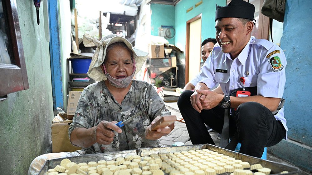 Koordinator Inovasi Teropong Jiwa Eko Budi Cahyono mendampingi kliennya yang diberdayakan membuat kue di wilayah kerja Puskesmas Gitik.