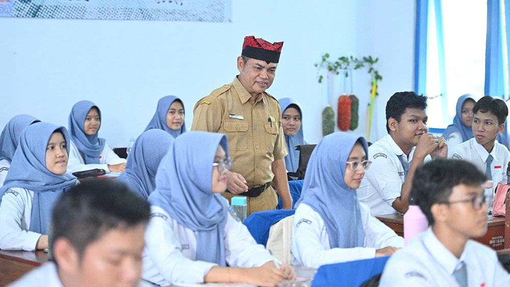 Abdullah membawa SMAN 1 Glagah menjadi sekolah berprestasi dan digital berbasis AI, menorehkan ratusan prestasi hingga level internasional.