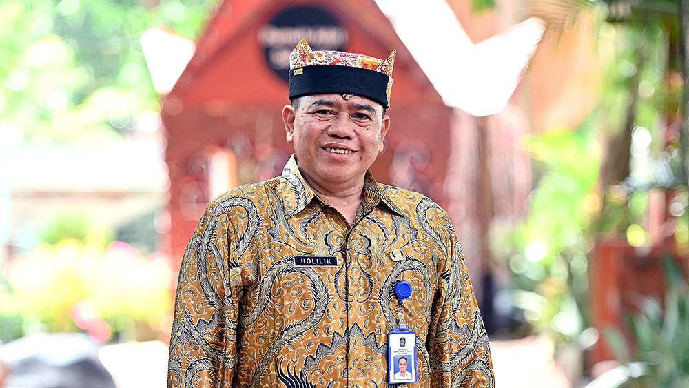 Kepala SMPN 3 Banyuwangi Holilik meraih SoJ Award 2026 berkat inovasi pendidikan berbasis karakter, kesehatan, dan kepedulian lingkungan.