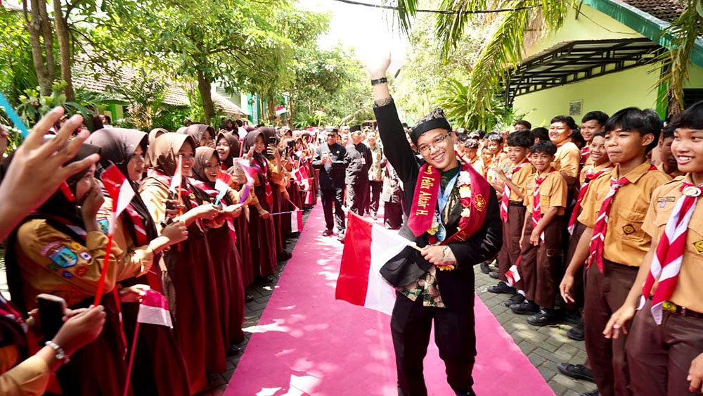Reyno Felix Altair Hidayat, siswa MTsN 3 Banyuwangi, sukses meraih medali perak International Junior Science Olympiad 2025 di Rusia.