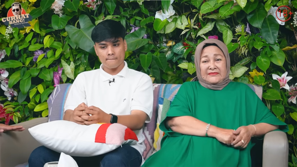 Ibu Ratih buka suara soal Ressa Rizky Rossano yang mengaku anak Denada. Diambil usia 10 hari, dibesarkan tanpa kehadiran sang penyanyi.