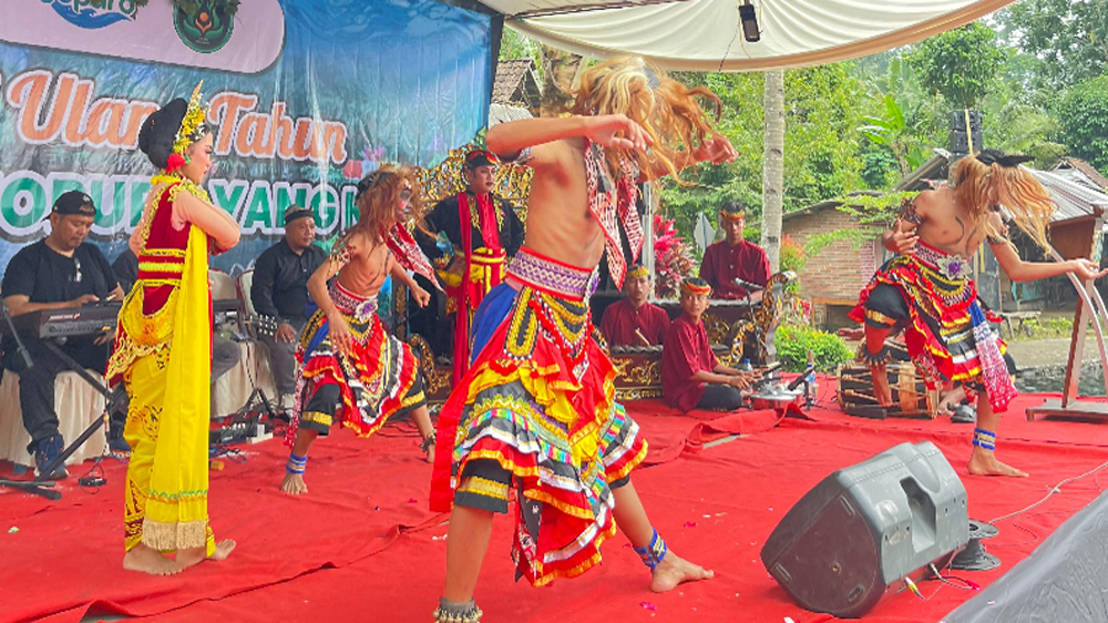 Wisata Pemandian Alam Jopuro Banyuwangi merayakan HUT ke-8 dengan semangat Rejopuro Bersatu, ajak warga menjaga mata air dan budaya lokal.