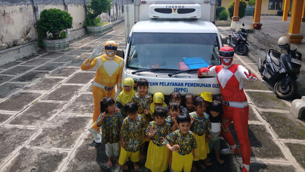 Siswa TK Sayu Wiwit berfoto dengan Powers Rangers.