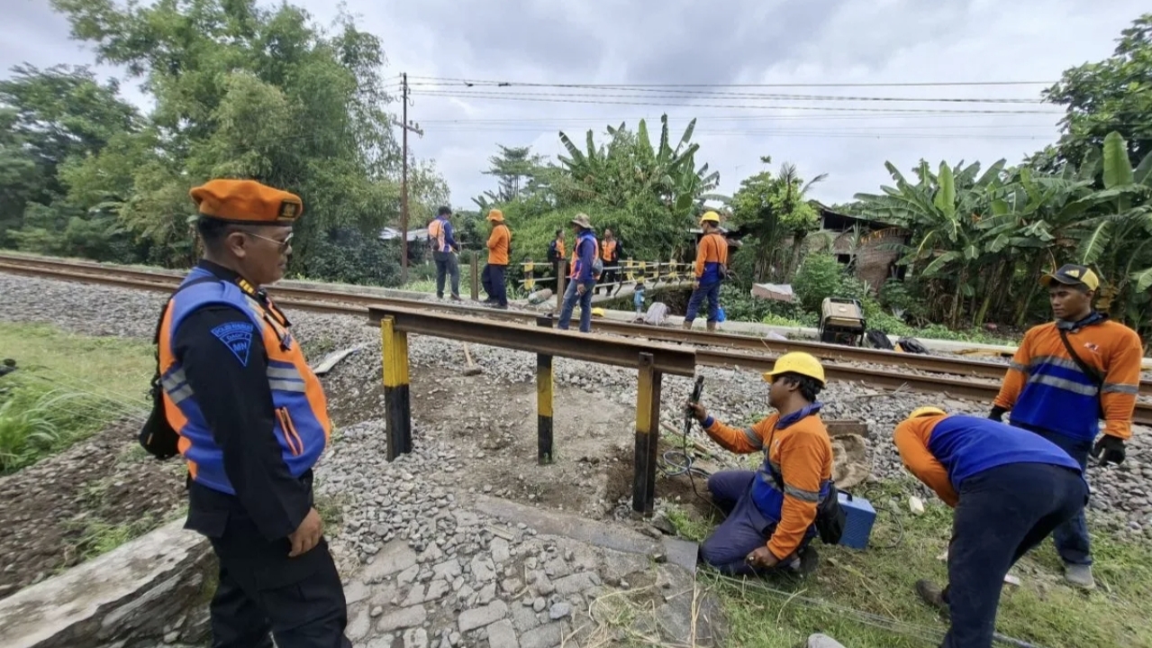 KAI Daop 7 Madiun menutup pelintasan sebidang ilegal di Kediri.