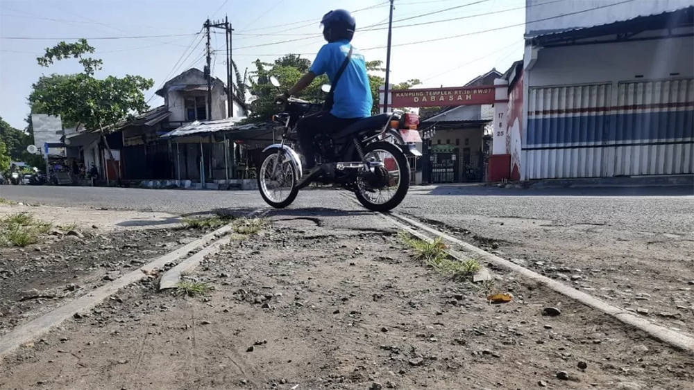 Di atas jalur rel kereta api di Bondowoso saat ini banyak berdiri bangunan.