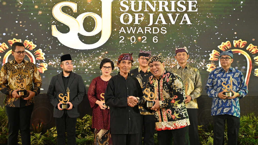 Jaswadi menerima penghargaan SoJ Awards 2026 dari Manajer Pemasaran JP-RaBa Elly Irwan Suryanto di Pendapa Sabha Swagata Blambangan, Rabu malam (28/1).
