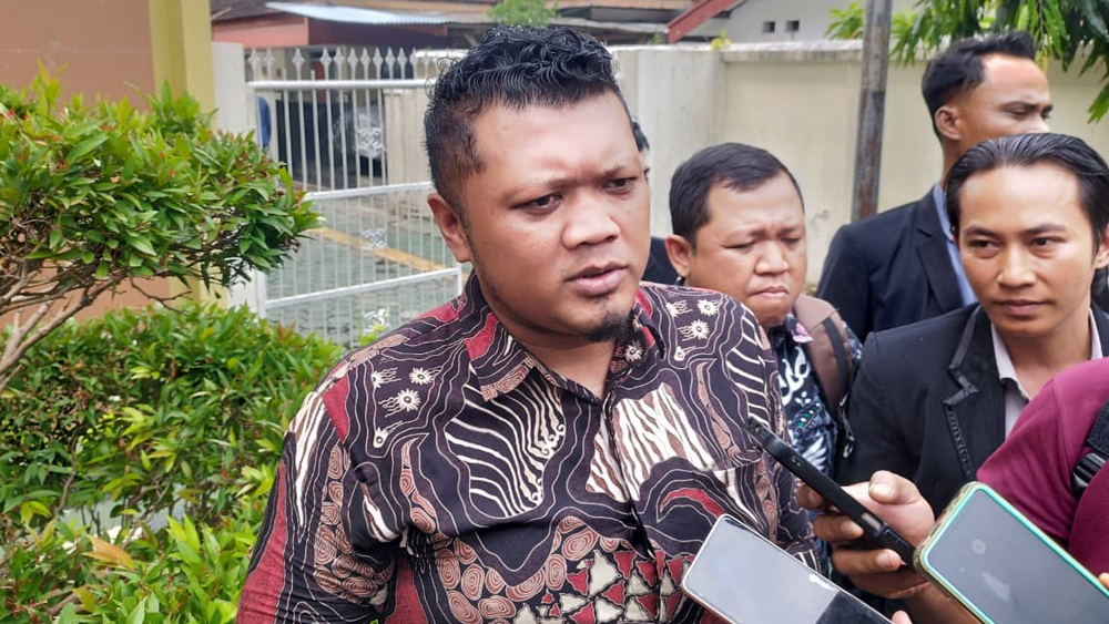 Kuasa hukum Denada, Mohammad Iqbal, menjawab pertanyaan wartawan di Pengadilan Negeri Banyuwangi.